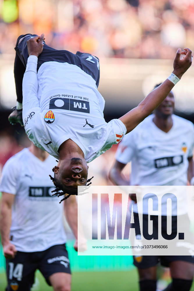 Valencia CF v Osasuna - LaLiga EA Sports VALENCIA, SPAIN - MARCH 1: Largie Ramazani of Valencia CF celebrates after scoring his team s first goal during to the LaLiga EA Spots match between Valencia CF and Osasuna at Estadio Mestalla on March 1, 2026 in Valencia, Spain. (Photo by Jose Torres Photo Players Images Magara Press) Valencia Estadio Mestalla Spain