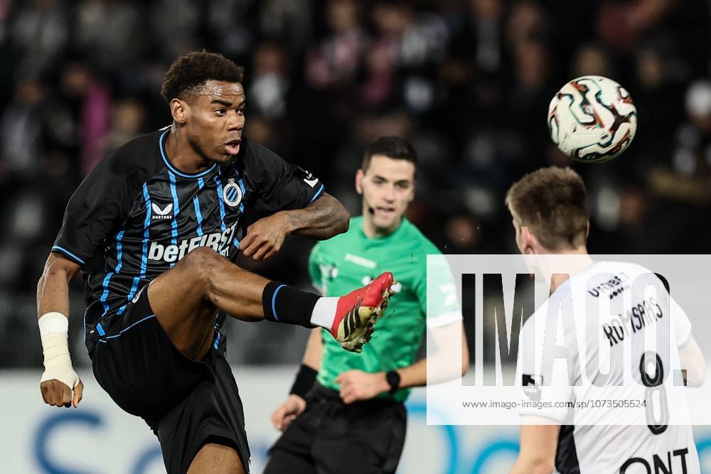 Club s Raphael Onyedika pictured in action during a soccer match between Sporting Charleroi and Club Brugge KV, Sunday 01 March 2026 in Charleroi, on day 27 of the 2025-2026 Jupiler Pro League first division of the Belgian championship. BRUNOxFAHY x166126506x