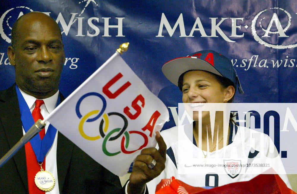 Jul 21, 2004; Palm Beach, FL, USA; 1968 Olympic Gold Medalist BOB BEAMON hold a flag that was among gifts he gave to 14-year-old DANIELLE of Loxahatchee during a press conference, PK, Pressekonferenz Wednesday at the Make-A-Wish of Southern Florida office. Danielle and Pamela, a 17-year-old from Miami also at the conference will attend the 2004 Olympics in Athens. Palm Beach FL USA
