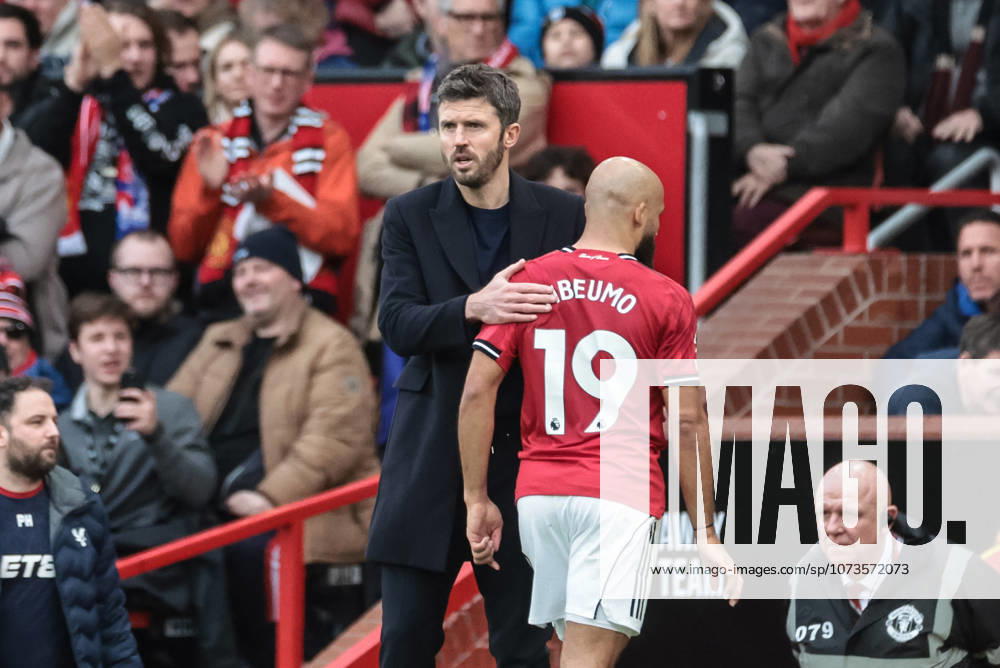 Manchester United, ManU v Crystal Palace - Premier League Michael Carrick, manager of Manchester United, pats Bryan Mbeumo of Manchester United on the back as he comes off in the second half during the Premier League match between Manchester United and Crystal Palace at Old Trafford in Manchester, United Kingdom, on March 1, 2026. Manchester Greater Manchester United Kingdom
