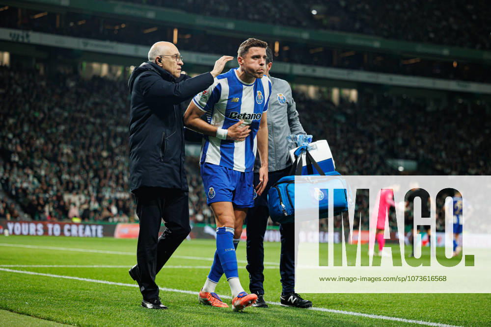 Jan Bednarek seen injured with medical staff of FC Porto during Taca De Portugal semifinal game between teams of Sporting CP and FC Porto at Estadio Jose Alvalade (Maciej Rogowski Ball Raw Images) Lisbon Estadio Jose Alvalade Portugal