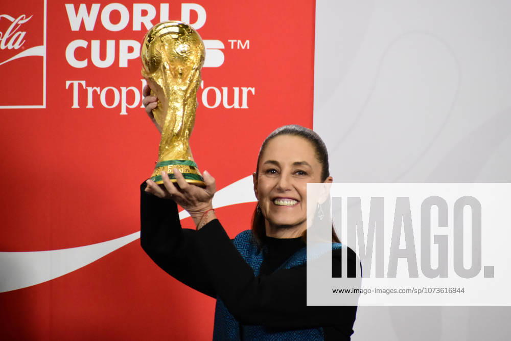 Mexicos President Claudia Sheinbaum Holds World Cup Trophy Tour press conference, PK, Pressekonferenz Mexicos President Claudia Sheinbaum Pardo lifts the Original FIFA World Cup, WM, Weltmeisterschaft, Fussball trophy during a press conference at the National Palace. on March 3, 2026 in Mexico City, Mexico. (Photo by Luis Barron Eyepix Group)