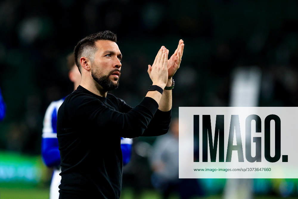 Sporting CP v FC Porto - Portuguese Cup Semi-Final 1st leg Francesco Farioli of FC Porto applauds the fans during the Taca de Portugal 2025 26 match between Sporting CP and FC Porto at the Estadio Jose Alvalade in Lisbon, Portugal, on March 3, 2026. Lisbon Lisboa Portugal