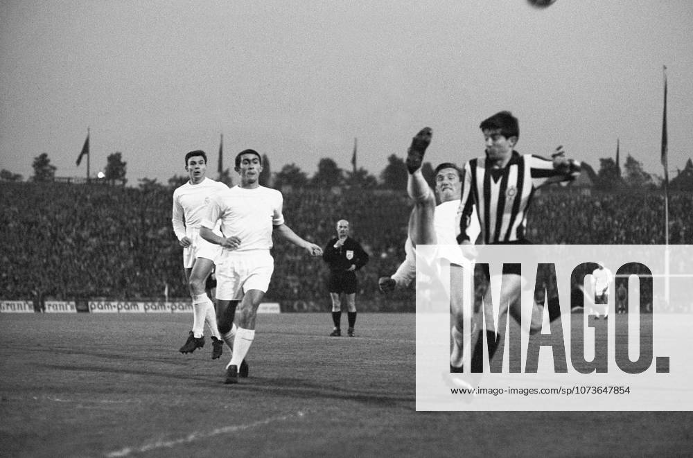 Pirri à legender FOOT CHAMPIONS LEAGUE 1966 REAL MADRID PARTIZAN BELGRADE 2 1 STADE DU HEYSEL BRUXELLES Belgique 11 05 1966 fonds n b BRUXELLES STADE DU HEYSEL Belgique GermanyxJapanxUKxFrancexBelgiumxOUT