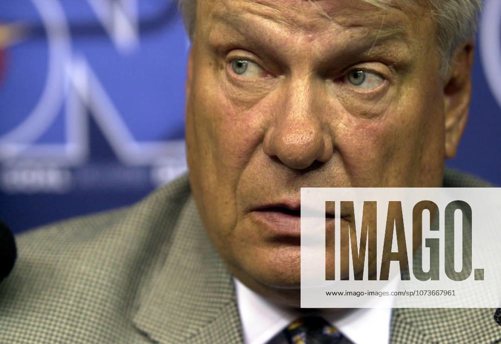 Aug 30, 2006; Oakland, CA, USA; DON NELSON, the NBA, Basketball Herren, USA second winningest coach, talks to the press during the press conference, PK, Pressekonferenz to announce him as the Warriors head coach. About 150 fans came out to welcome back Don Nelson . Mandatory Credit: Photo by Gregory Urquiaga Contra Costa Times ZUMA Press. ( ) Copyright 2006 by Contra Costa Times Oakland California USA