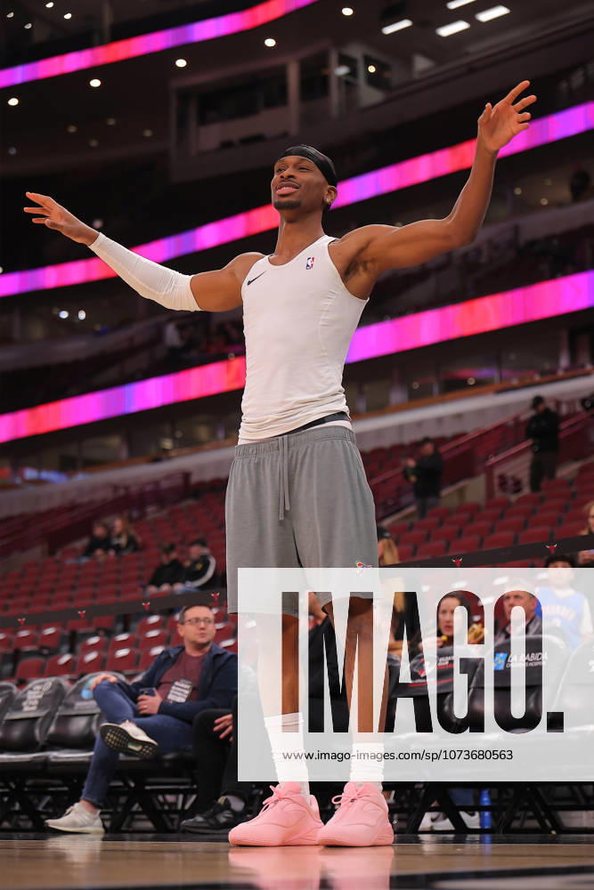 CHICAGO, IL - MARCH 03: Shai Gilgeous-Alexander 2 of the Oklahoma City Thunder warms-up prior to a game against the Chicago Bulls on March 3, 2026 at the United Center in Chicago, Illinois. (Photo by Melissa Tamez Icon Sportswire) NBA, Basketball Herren, USA MAR 03 Oklahoma City Thunder at Chicago Bulls Icon260303001