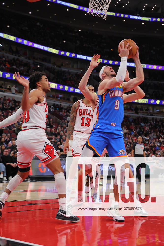 CHICAGO, IL - MARCH 03: Alex Caruso 9 of the Oklahoma City Thunder drives to the basket past Tre Jones 30 of the Chicago Bulls during the first half on March 3, 2026 at the United Center in Chicago, Illinois. (Photo by Melissa Tamez Icon Sportswire) NBA, Basketball Herren, USA MAR 03 Oklahoma City Thunder at Chicago Bulls Icon260303023