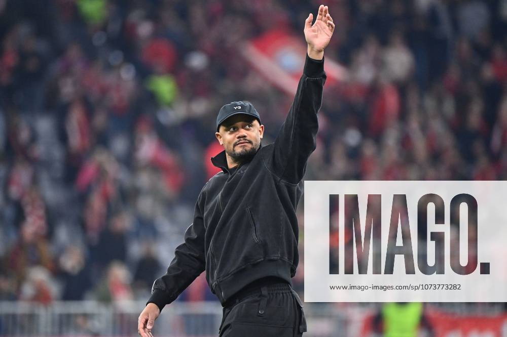 Final cheer coach Vincent KOMPANY Bayern Muenchen, cheering, joy, enthusiasm, single image, cropped single motif, half figure, half figure, Football 1 Bundesliga season 2025 2026, 25 match day, match day 25 FC Bayern Muenchen Borussia Moenchengladbach 3 1 on 06 03 2026 , A L L I A N Z A R E N A