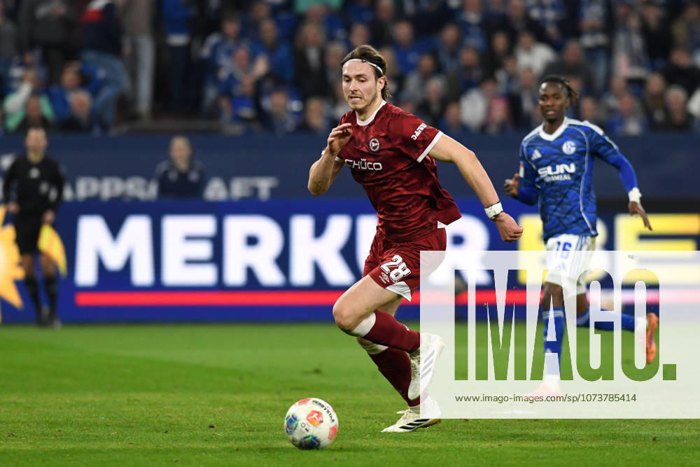 Roberts Uldrikis Arminia Bielefeld in action, on the ball, individual action during the 2 Bundesliga match between FC Schalke 04 and Arminia Bielefeld, Veltins Arena on 06 March 2026 in Gelsenkirchen, Germany Photo by Ralf Treese DeFodi Images Roberts Uldrikis Arminia Bielefeld controls the ball during the 2 Bundesliga match between FC Schalke 04 and Arminia Bielefeld at Veltins Arena on March 6, 2026 in Gelsenkirchen, Germany Photo by Ralf Treese DeFodi Images Photo by Ralf Treese DeFodi Images
