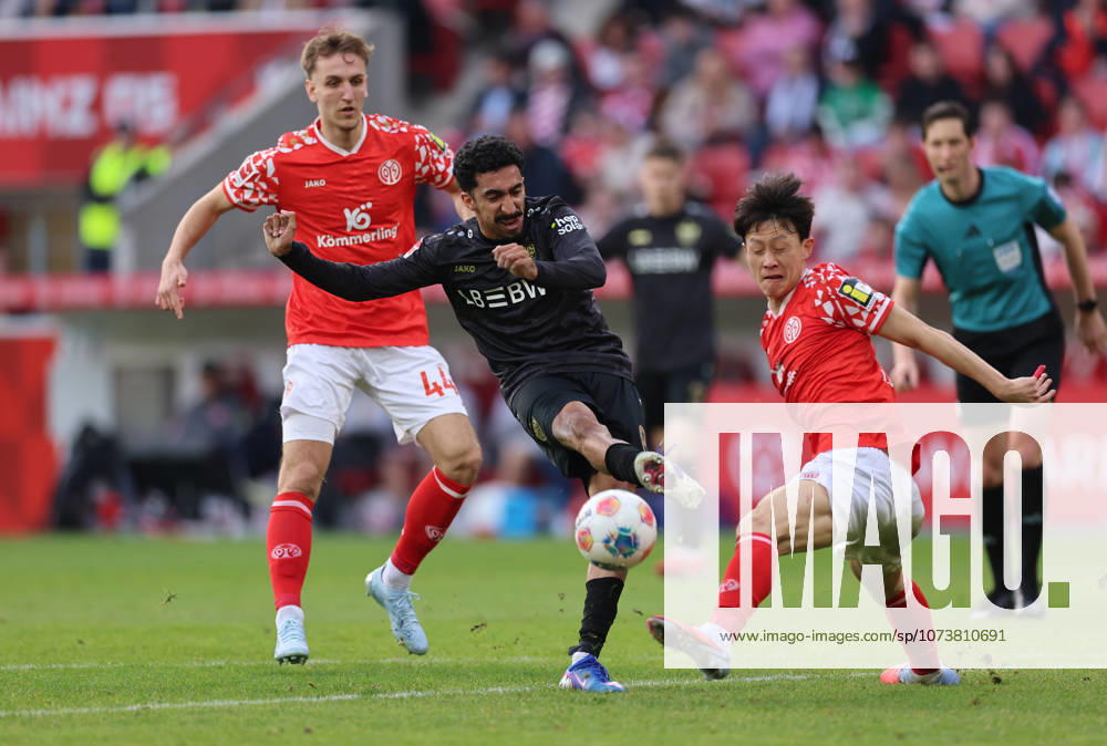 Soccer Bundesliga, 1 FSV Mainz 05 VfB Stuttgart, emonline,, v l , Nelson Weiper FSV Mainz 05 , Tiago Tomas VfB Stuttgart , Jae sung Lee FSV Mainz 05 DFL DFB REGULATIONS PROHIBIT ANY USE OF PHOTOGRAPHS AS IMAGE SEQUENCES AND OR QUASI VIDEO