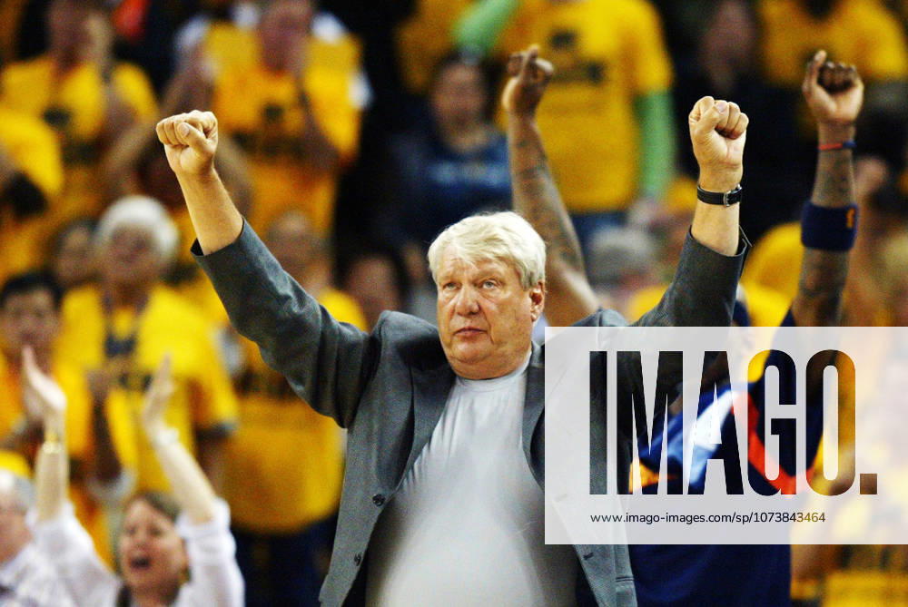 Oakland, CA, USA - NBA, Basketball Herren, USA Basketball: Golden State Warriors head coach DON NELSON reacts as his team pulls away from the Utah Jazz in the second quarter during the third game of the second-round playoff game at Oakland Arena.