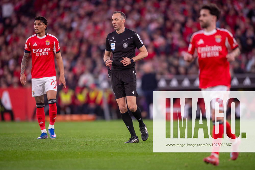 LISBOA, PORTUGAL - MARCH 08: JOAO PINHEIRO referee of the match is seen during the Liga Portugal Betclic 2025 26 League match between SL Benfica and FC Porto, at Estadio do Lisboa e Benfica on March 08, 2026 in Lisboa, Portugal Lisboa Portugal - ZUMAl192 20260308_zsp_l192_031