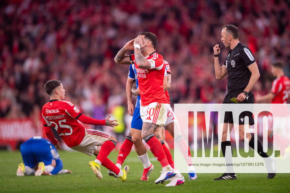 LISBOA, PORTUGAL - MARCH 08: JOAO PINHEIRO referee of the match is seen showing yellow card to NICOLAS OTAMENDI from SL Benfica during the Liga Portugal Betclic 2025 26 League match between SL Benfica and FC Porto, at Estadio do Lisboa e Benfica on March 08, 2026 in Lisboa, Portugal Lisboa Portugal - ZUMAl192 20260308_zsp_l192_034