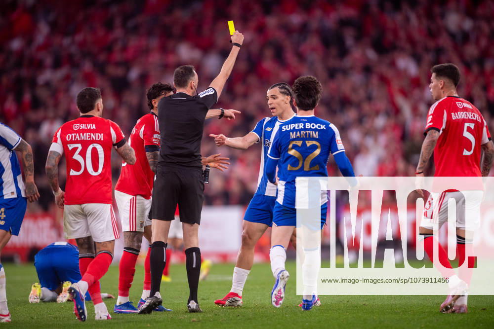 LISBOA, PORTUGAL - MARCH 08: JOAO PINHEIRO referee of the match is seen showing yellow card to GABRI VEIGA from FC Porto during the Liga Portugal Betclic 2025 26 League match between SL Benfica and FC Porto, at Estadio do Lisboa e Benfica on March 08, 2026 in Lisboa, Portugal Lisboa Portugal - ZUMAl192 20260308_zsp_l192_037
