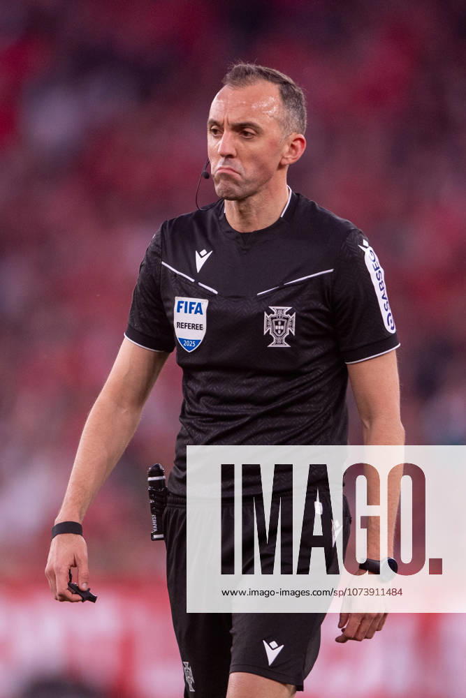 LISBOA, PORTUGAL - MARCH 08: JOAO PINHEIRO referee of the match is seen during the Liga Portugal Betclic 2025 26 League match between SL Benfica and FC Porto, at Estadio do Lisboa e Benfica on March 08, 2026 in Lisboa, Portugal Lisboa Portugal - ZUMAl192 20260308_zsp_l192_041