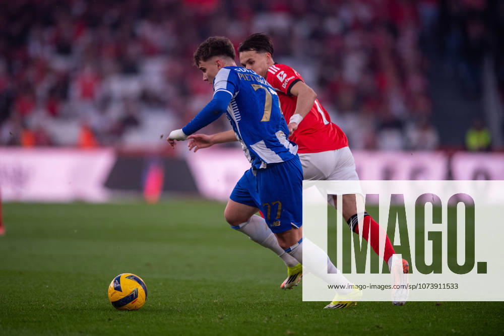 LISBOA, PORTUGAL - MARCH 08: OSKAR PIETUSZEWSKI from FC Porto is seen on action during the Liga Portugal Betclic 2025 26 League match between SL Benfica and FC Porto, at Estadio do Lisboa e Benfica on March 08, 2026 in Lisboa, Portugal Lisboa Portugal - ZUMAl192 20260308_zsp_l192_044