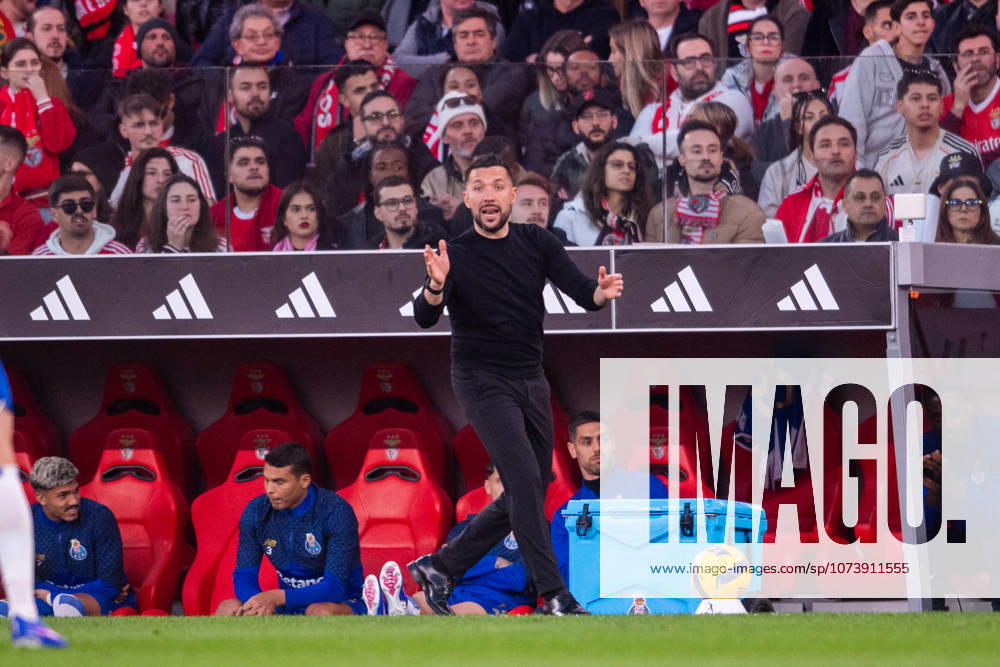 LISBOA, PORTUGAL - MARCH 08: FRANCESCO FARIOLI head coach of FC Porto is seen on action during the Liga Portugal Betclic 2025 26 League match between SL Benfica and FC Porto, at Estadio do Lisboa e Benfica on March 08, 2026 in Lisboa, Portugal Lisboa Portugal - ZUMAl192 20260308_zsp_l192_048