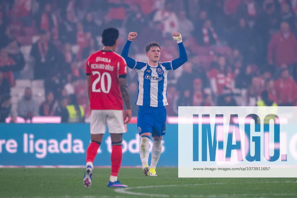 LISBOA, PORTUGAL - MARCH 08: OSKAR PIETUSZEWSKI from FC Porto is seen celebrating his goal during the Liga Portugal Betclic 2025 26 League match between SL Benfica and FC Porto, at Estadio do Lisboa e Benfica on March 08, 2026 in Lisboa, Portugal Lisboa Portugal - ZUMAl192 20260308_zsp_l192_058