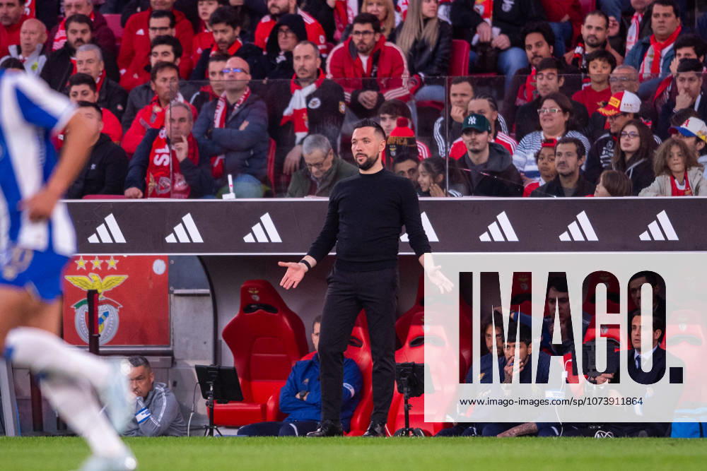 LISBOA, PORTUGAL - MARCH 08: FRANCESCO FARIOLI head coach of FC Porto is seen on action during the Liga Portugal Betclic 2025 26 League match between SL Benfica and FC Porto, at Estadio do Lisboa e Benfica on March 08, 2026 in Lisboa, Portugal Lisboa Portugal - ZUMAl192 20260308_zsp_l192_062