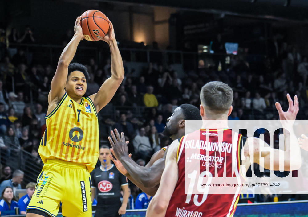 Basketball easyCredit BBL Bundesliga, Alba Berlin Fitness First Würzburg Baskets v l Jack Kayil Alba Berlin , Christian Skladanowski Würzburg Baskets duel, duel, fight, tackle Berlin Daniel Lakomski