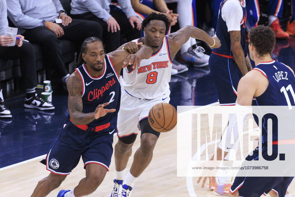 OG Anunoby 8 of the New York Knicks attempts to steal the ball from Kawhi Leonard 2 of the Los Angeles Clippers during their regular season NBA, Basketball Herren, USA game on Monday March 9, 2026 at Intuit Dome in Inglewood, California. Clippers defeat Knicks, 126-118. ARIANA RUIZ PI Inglewood USA - ZUMAp124 20260309_zaa_p124_076
