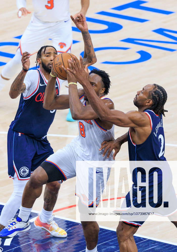 OG Anunoby 8 of the New York Knicks drives past Kawhi Leonard 2 and Derrick Jones Jr. 5 of the LA Clippers for a basket during a 2026 NBA, Basketball Herren, USA regular season game on Monday March 9, 2026 at Intuit Dome Arena in Inglewood, California. Clippers defeat Knicks, 126-118. JAVIER ROJAS PI Inglewood USA - ZUMAp124 20260309_zaa_p124_123