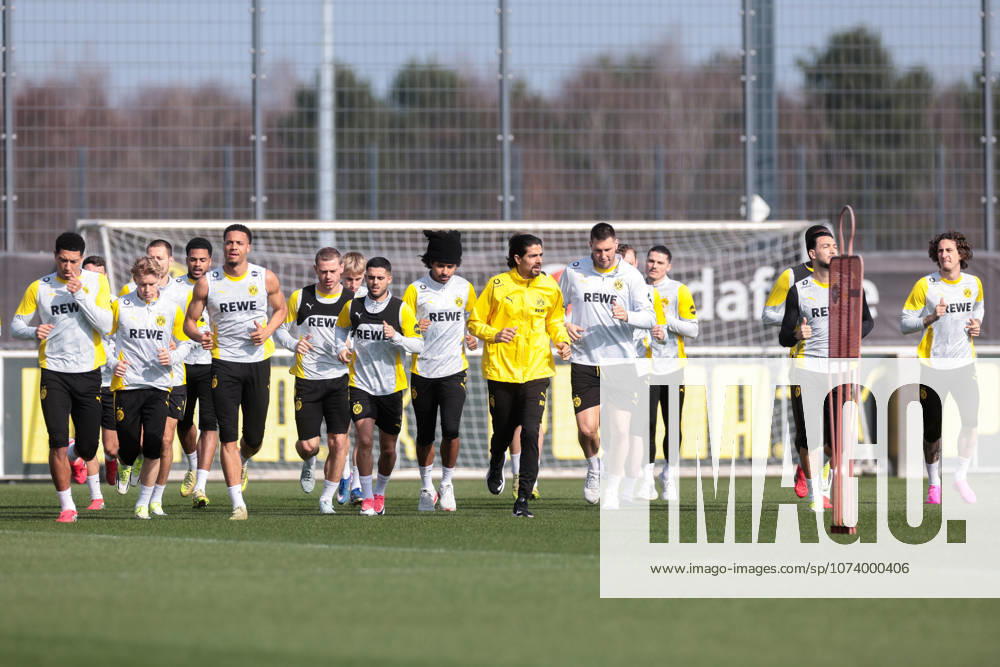 Football, Borussia Dortmund training The BVB players warm up Dortmund training ground of BVB NRW Germany xRHR PHOTO DEx