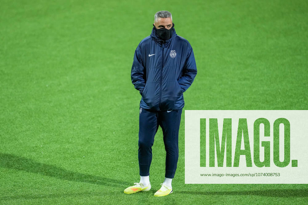 Football, press conference with Sporting Bodo, Norway 20260310 Sporting s coach Rui Borges center during a training session with Sporting at Aspmyra stadium before the Champions League football match against Bodo Glimt Photo Fredrik Varfjell NTB Bodo Norway RESTRICTED USE FOR BETTING COMPANIES