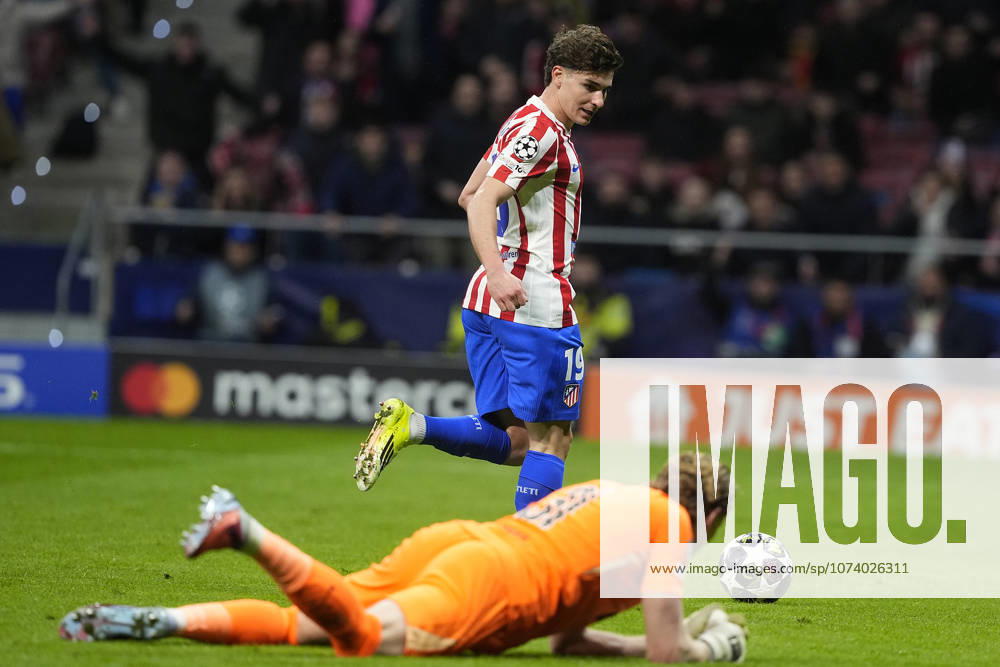ATLETICO DE MADRID v TOTTENHAM HOTSPUR CHAMPIONS LEAGUE 2025 2026. ROUND OF 16 1ST LEG MATCH. Atletico de Madrid s Julian Alvarez (t) and Tottenham Hotspur s Antonin Kinsky during Champions League 2025 2026, Round of 16 1st leg match. March 10 ,2026. (ALTERPHOTOS Acero) MadridSpain