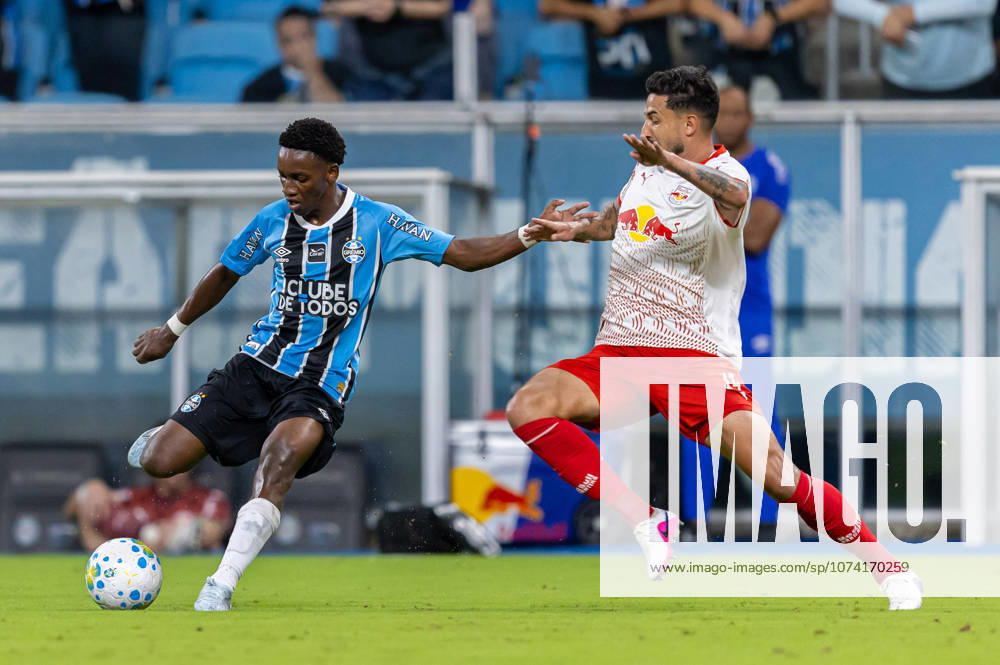12th March 2026; Arena do Gremio Stadium, Porto Alegre, Brazil; Brazilian Serie A Football Gremio versus Red Bull Bragantino; Gabriel Mec of Gremio battles for possession ball with Pedro Henrique of Red Bull Bragantino RichardxDucker DiaEsportivo Content restricted for UK based newspaper