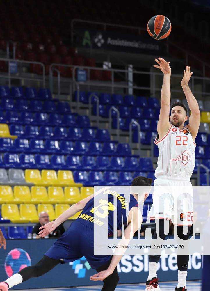 Barcelona Spain 13.03.2026 Tomas Satoransky ( FC Barcelona, Barca and Vasilije Micic (Hapoel Ibi Tel Aviv) battle for the ball during the Basketball Euroleague match between FC Barcelona and Hapoel Ibi Tel Aviv at Palau Blaugrana on13 March 2026 in Barcelona. Basketball Euroleague: FC Barcelona 75-80 Hapoel Ibi Tel Aviv - ZUMAu50_ 20260313_zsp_u50_007