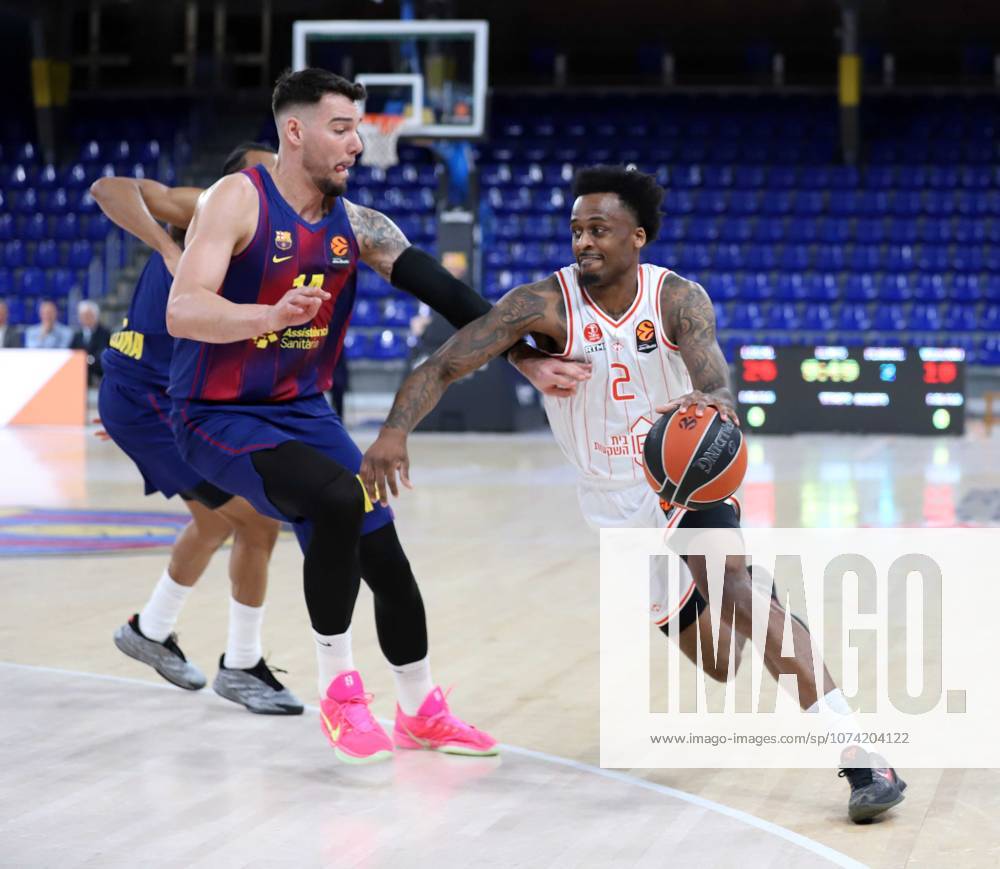Barcelona Spain 13.03.2026 Willy Hernangomez ( FC Barcelona, Barca and Antonio Blakeney (Hapoel Ibi Tel Aviv) battle for the ball during the Basketball Euroleague match between FC Barcelona and Hapoel Ibi Tel Aviv at Palau Blaugrana on13 March 2026 in Barcelona. Basketball Euroleague: FC Barcelona 75-80 Hapoel Ibi Tel Aviv - ZUMAu50_ 20260313_zsp_u50_008