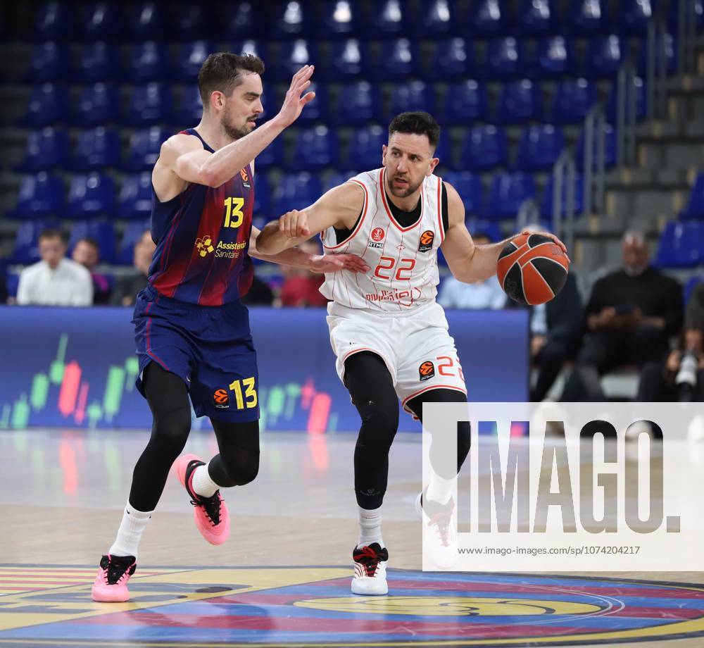Barcelona Spain 13.03.2026 Tomas Satoransky ( FC Barcelona, Barca and Vasilije Micic (Hapoel Ibi Tel Aviv) battle for the ball during the Basketball Euroleague match between FC Barcelona and Hapoel Ibi Tel Aviv at Palau Blaugrana on13 March 2026 in Barcelona. Basketball Euroleague: FC Barcelona 75-80 Hapoel Ibi Tel Aviv - ZUMAu50_ 20260313_zsp_u50_019