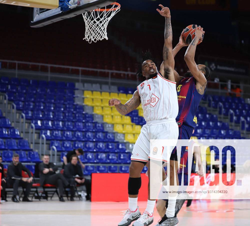 Barcelona Spain 13.03.2026 Kevin Punter( FC Barcelona, Barca and Chris Jones (Hapoel Ibi Tel Aviv) battle for the ball during the Basketball Euroleague match between FC Barcelona and Hapoel Ibi Tel Aviv at Palau Blaugrana on13 March 2026 in Barcelona. Basketball Euroleague: FC Barcelona 75-80 Hapoel Ibi Tel Aviv - ZUMAu50_ 20260313_zsp_u50_021