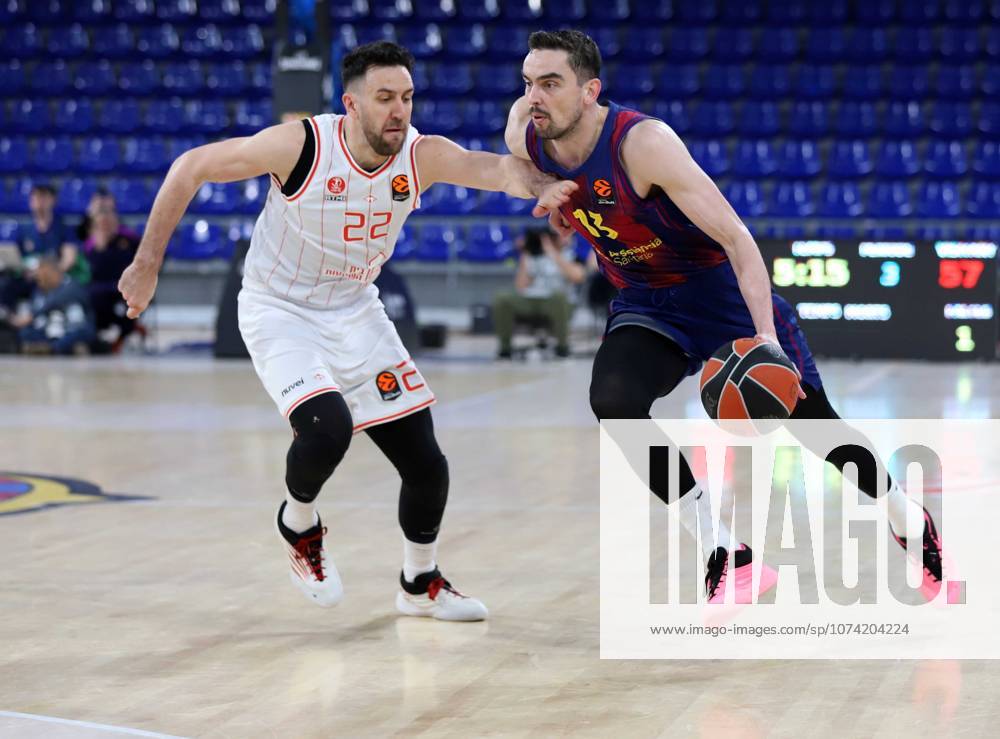 Barcelona Spain 13.03.2026 Tomas Satoransky ( FC Barcelona, Barca and Vasilije Micic (Hapoel Ibi Tel Aviv) battle for the ball during the Basketball Euroleague match between FC Barcelona and Hapoel Ibi Tel Aviv at Palau Blaugrana on13 March 2026 in Barcelona. Basketball Euroleague: FC Barcelona 75-80 Hapoel Ibi Tel Aviv - ZUMAu50_ 20260313_zsp_u50_023