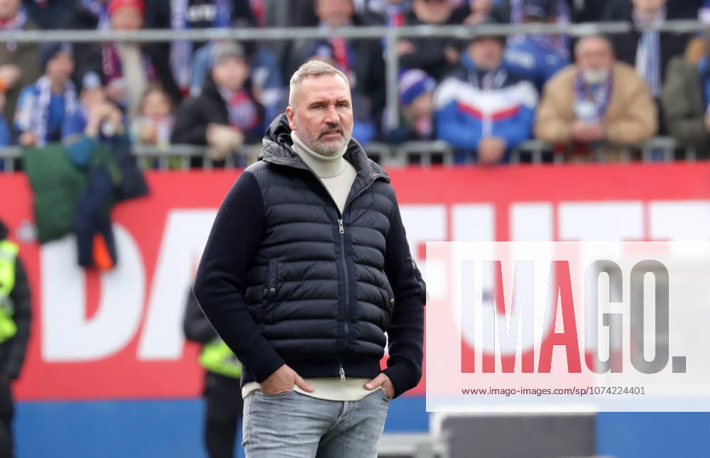 Coach Tim Walter Holstein Kiel Football, Men, Season 2025 2026, 2 BL, Holstein Stadion, Holstein Kiel vs 1 FC Nuernberg, 2 3 DFL REGULATIONS PROHIBIT ANY USE OF PHOTOGRAPHS AS IMAGE SEQUENCES AND OR QUASI VIDEO