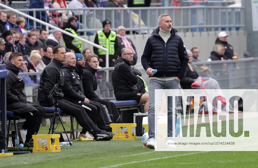 Coach Tim Walter Holstein Kiel Football, Men, Season 2025 2026, 2 BL, Holstein Stadion, Holstein Kiel vs 1 FC Nuernberg, 2 3 DFL REGULATIONS PROHIBIT ANY USE OF PHOTOGRAPHS AS IMAGE SEQUENCES AND OR QUASI VIDEO
