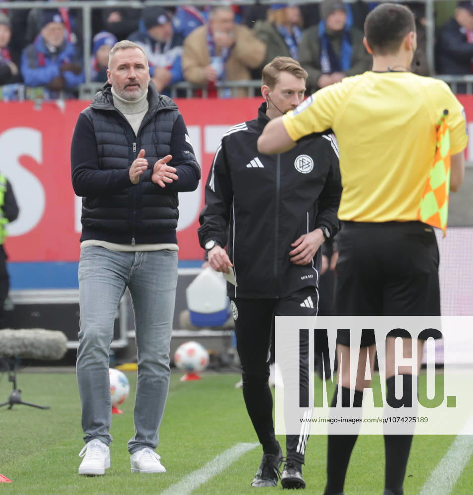 Coach Tim Walter Holstein Kiel Football, Men, Season 2025 2026, 2 BL, Holstein Stadion, Holstein Kiel vs 1 FC Nuernberg, 2 3 DFL REGULATIONS PROHIBIT ANY USE OF PHOTOGRAPHS AS IMAGE SEQUENCES AND OR QUASI VIDEO