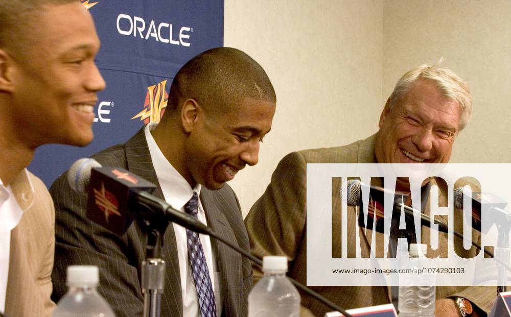 Golden State Warriors head coach Don Nelson, right, laughs along with the team s new draft picks Anthony Randolph, left, and Richard Hendrix at a press conference, PK, Pressekonferenz on Monday, June 30, 2008 at Oracle Arena in Oakland, California. (D. Ross Cameron Oakland Tribune MCT)