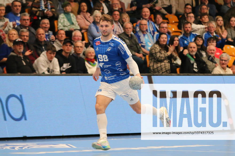 Handball Men 2025 2026 2 Handball Bundesliga 24 Matchday Dessau Roßlauer HV 06 HSG Krefeld Niederrhein Anhalt Arena Dessau Yannick Marcos Pust Dessau, 98, blue walks alone towards the Krefeld goal Dessau Roßlau Sachsen Anhalt Germany