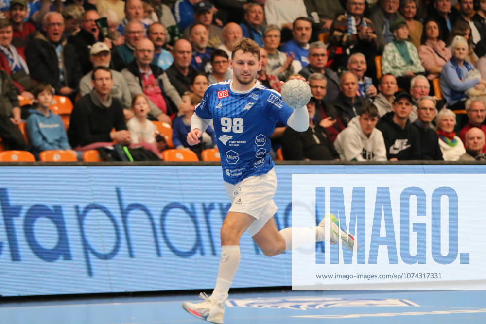 Handball Men 2025 2026 2 Handball Bundesliga 24 Matchday Dessau Roßlauer HV 06 HSG Krefeld Niederrhein Anhalt Arena Dessau Yannick Marcos Pust Dessau, 98, blue walks alone towards the Krefeld goal Dessau Roßlau Sachsen Anhalt Germany