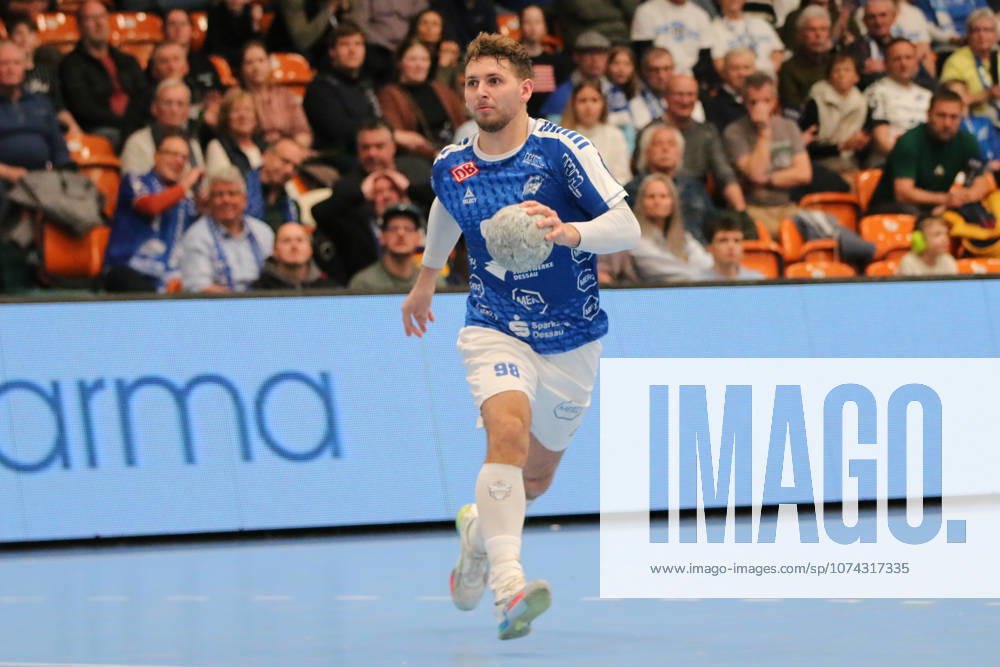 Handball Men 2025 2026 2 Handball Bundesliga 24 Matchday Dessau Roßlauer HV 06 HSG Krefeld Niederrhein Anhalt Arena Dessau Yannick Marcos Pust Dessau, 98, blue walks alone towards the Krefeld goal Dessau Roßlau Sachsen Anhalt Germany
