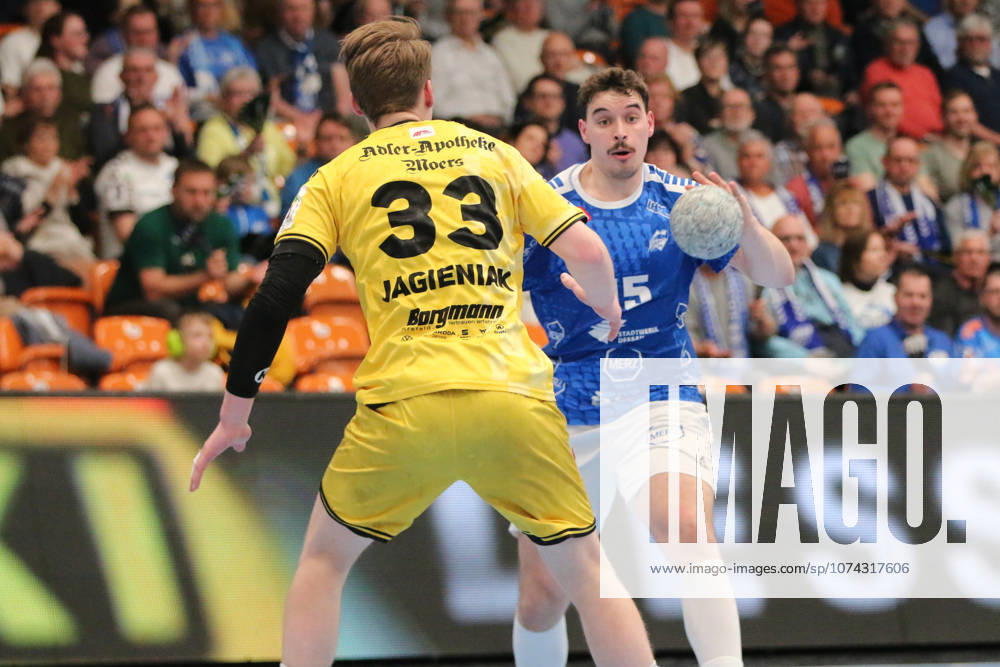 Handball Men 2025 2026 2 Handball Bundesliga 24 Matchday Dessau Roßlauer HV 06 HSG Krefeld Niederrhein Anhalt Arena Dessau Marcel Nowak Dessau, 15, blue on the ball Lars Jagieniak Krefeld, 33, yellow awaits him Dessau Roßlau Saxony Anhalt Germany