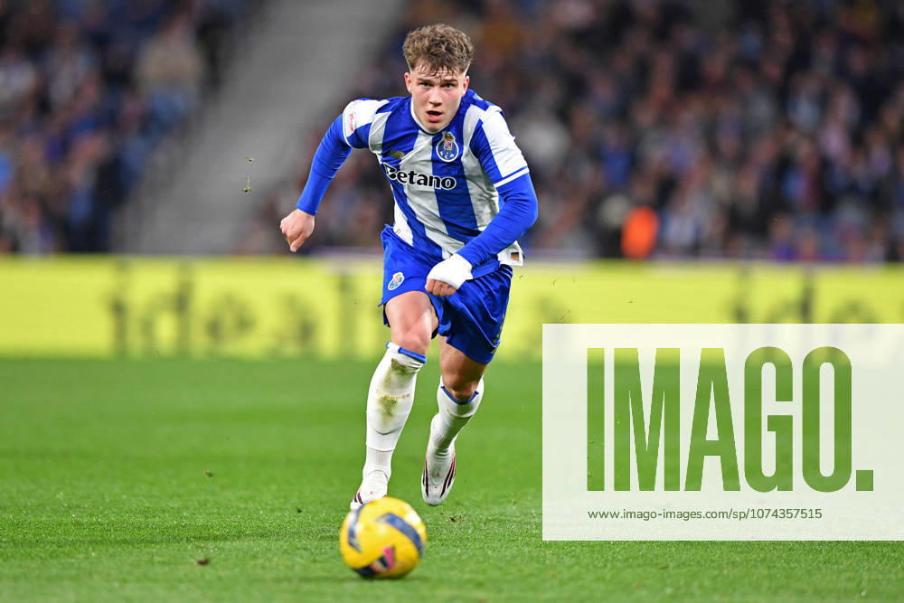 15th March 2026; Estadio do Dragao, Porto, Portugal, Liga Portugal Football, Porto versus Moreirense; Oskar Pietuszewski of FC Porto runs with the ball DanielxCastro DiaEsportivo Content restricted for UK based newspaper