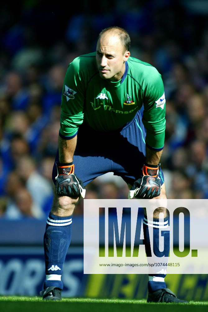 Chelsea V Tottenham Hotspur, Premier League Kasey Keller of Tottenham Hotspur in action during the Premier League match between Chelsea and Tottenham Hotspur at Stamford Bridge on September 13, 2003 in London, England. London Stamford Bridge England United Kingdom