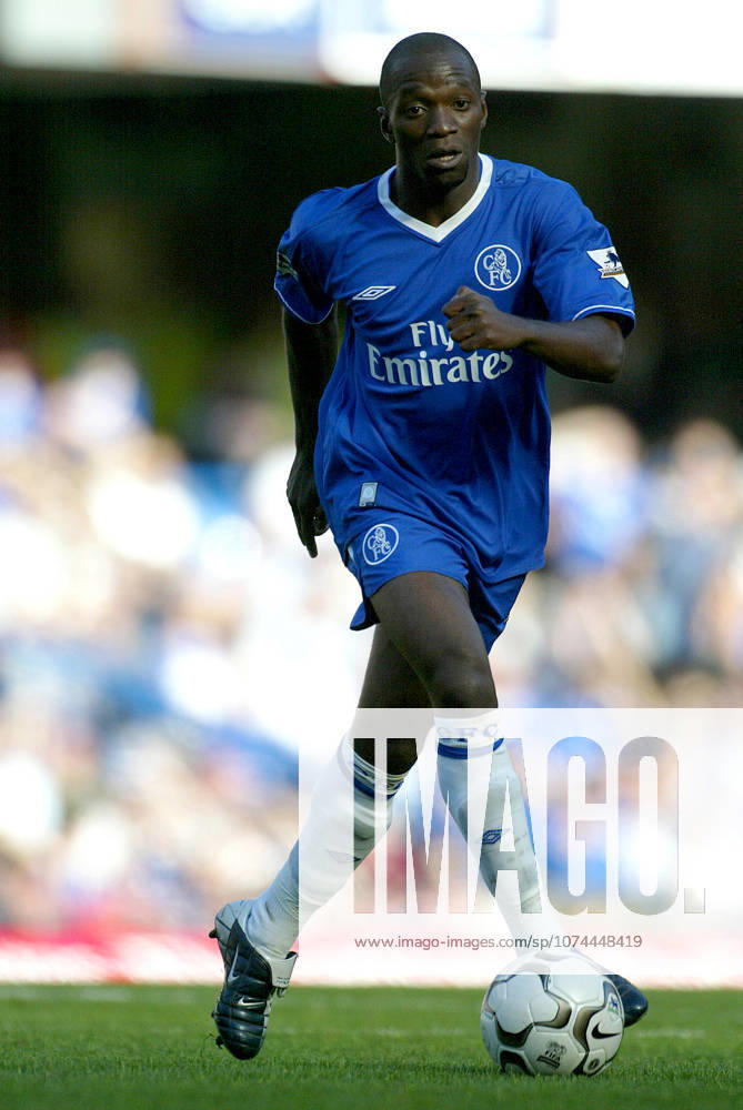 Chelsea V Tottenham Hotspur, Premier League Claude Makelele of Chelsea on the ball during the Premier League match between Chelsea and Tottenham Hotspur at Stamford Bridge on September 13, 2003 in London, England. London Stamford Bridge England United Kingdom
