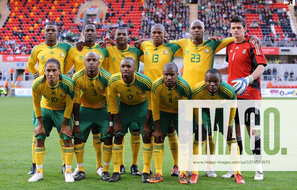 Republic Of Ireland V South Africa, International Friendly, Länderspiel, Nationalmannschaft South Africa team group, Mannschaftsbild, Totale (br) Aaron Mokoena, Siboniso Gaxa, Katlego Mphela, Morgan Gould, Kagisho Dikgacoi, Rowen Fernandez, (fr) Steven Pienaar, Tsepo Masilela, Bernard Parker, Elrio Van Heerden, Benson Mhlongo before the International Friendly match between Republic Of Ireland and South Africa at Thomond Park on September 8, 2009 in Limerick, Ireland. Limerick Thomond Park Ireland Ireland