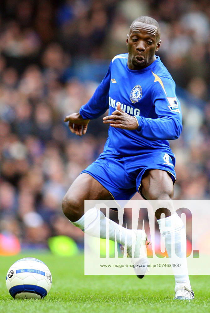 Chelsea V Tottenham Hotspur, Premier League Claude Makelele of Chelsea on the ball during the Premier League match between Chelsea and Tottenham Hotspur at Stamford Bridge on March 11, 2006 in London, England. London Stamford Bridge England United Kingdom