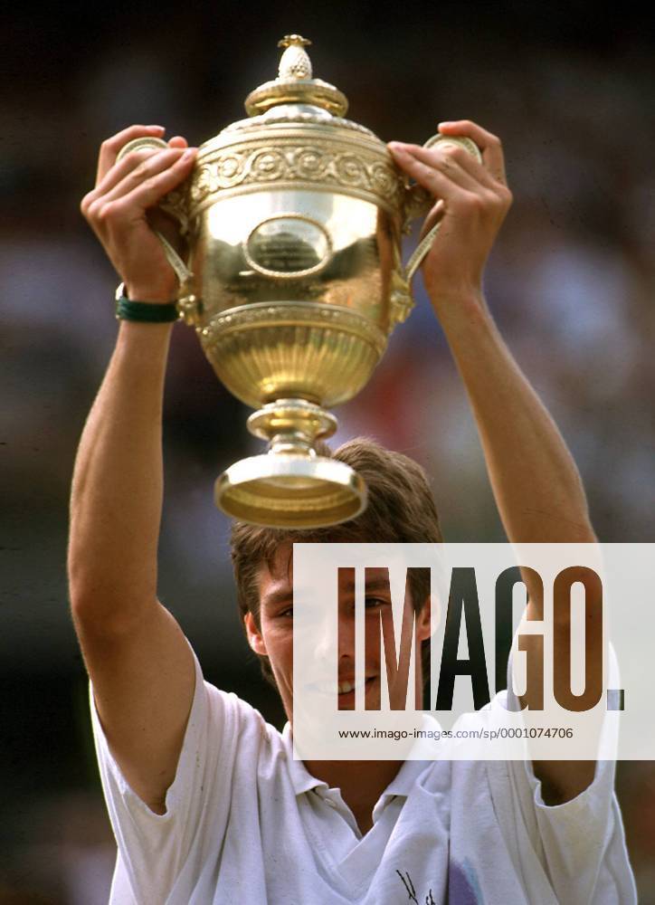 Wimbledon-Sieger Michael Stich (Deutschland) präsentiert seine Trophäe Tennis Herren All England Championship 1991, Grand Slam, ATP-Tour, Finale, Endspiel, Vdia Einzelbild Wimbledon London Freude,