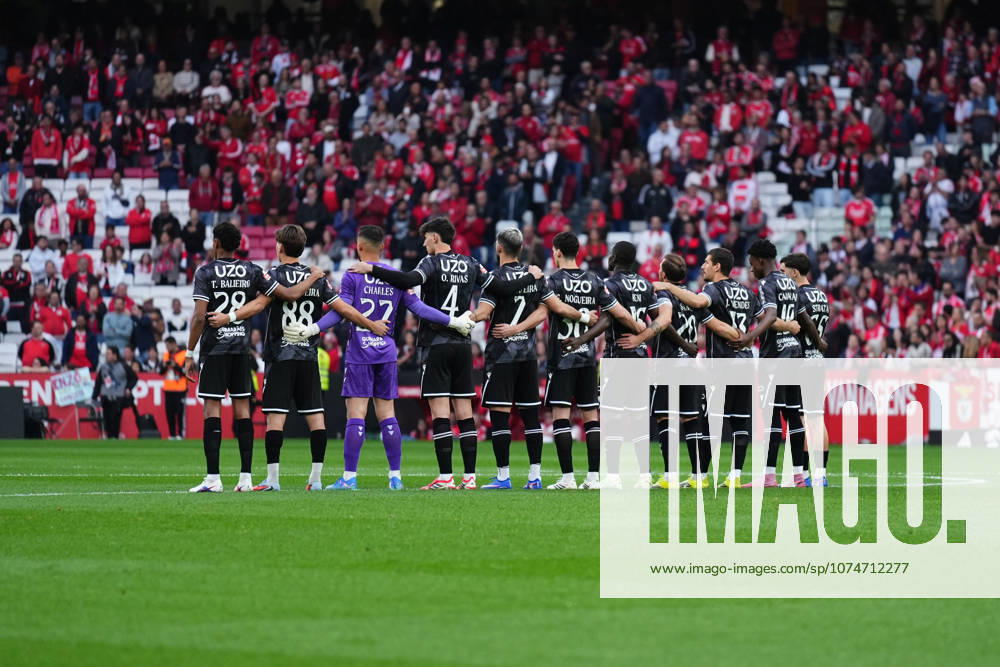 Liga Portugal Betclic - SL Benfica v Vitoria SC Equipa do Vitoria SC durante o minuto de silencio antes da partida entre o SL Benfica e o Vitoria SC, a contar para a Liga Portugal Betclic no Estadio do Lisboa e Benfica - Marco 21, 2025 - Lisboa, Portugal. (Foto: Joao Alvarinhas - Avant Sports) Lisboa Estadio do Sport Lisboa e Benfica Portugal